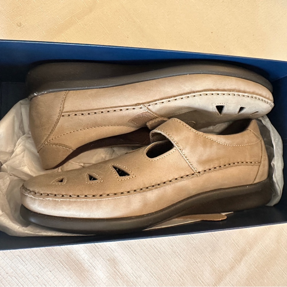 SAS Ladies Beige Leather Shoes - Picture 3 of 4